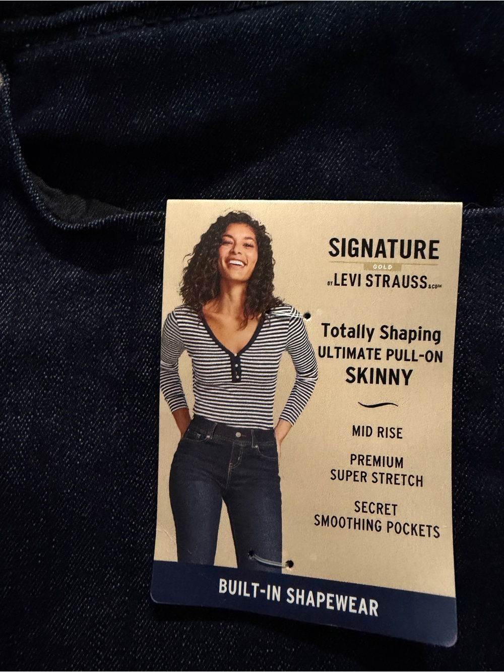 Signature by Levi Strauss Women's Skinny Jeans in Dark wash Built in Shaping - Picture 7 of 8